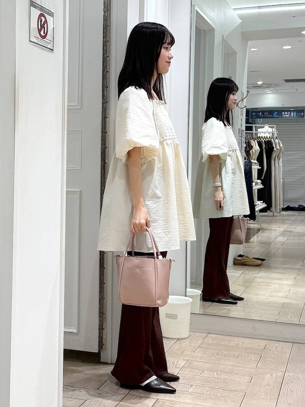 ピンク系のショルダーバッグ、ブラウン系のその他パンツ、ブラウン系のサンダルを着用したレディースの春コーディネートの2枚目の写真