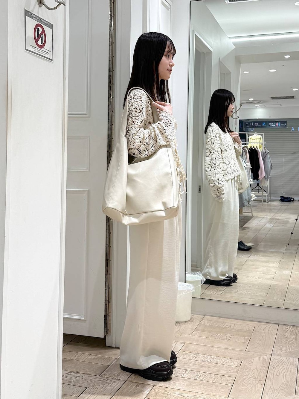 ホワイト系のショルダーバッグ、ブラウン系のローファー、ホワイト系のその他パンツを着用したレディースの春コーディネートの2枚目の写真