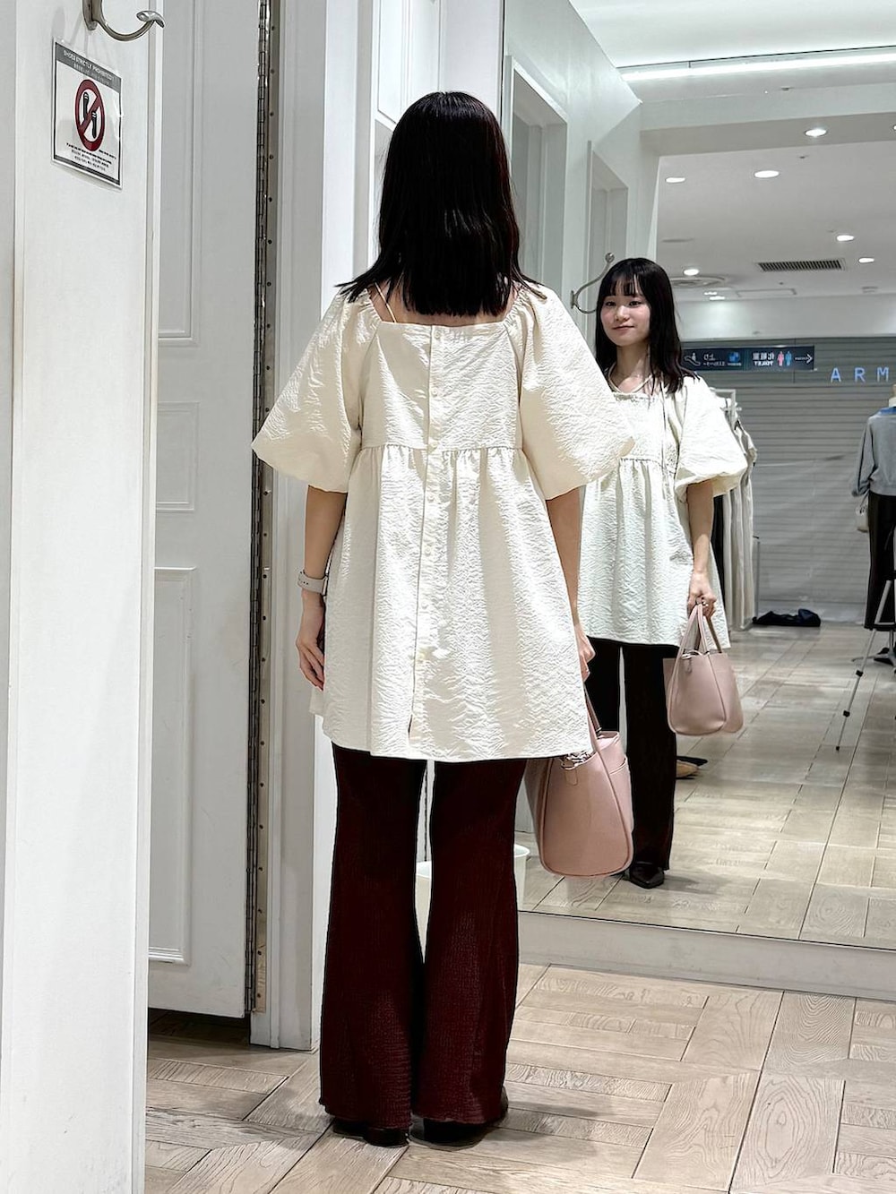 ピンク系のショルダーバッグ、ブラウン系のその他パンツ、ブラウン系のサンダルを着用したレディースの春コーディネートの3枚目の写真