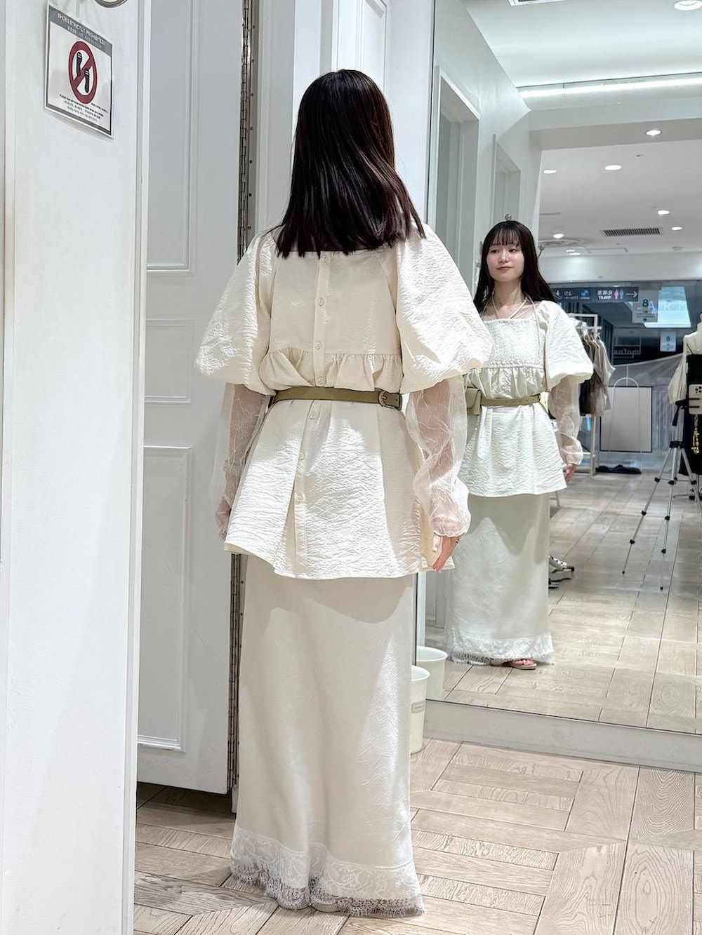 ホワイト系のサンダル、ホワイト系のシャツ/ブラウス、ホワイト系のTシャツ/カットソーを着用したレディースの夏コーディネートの3枚目の写真