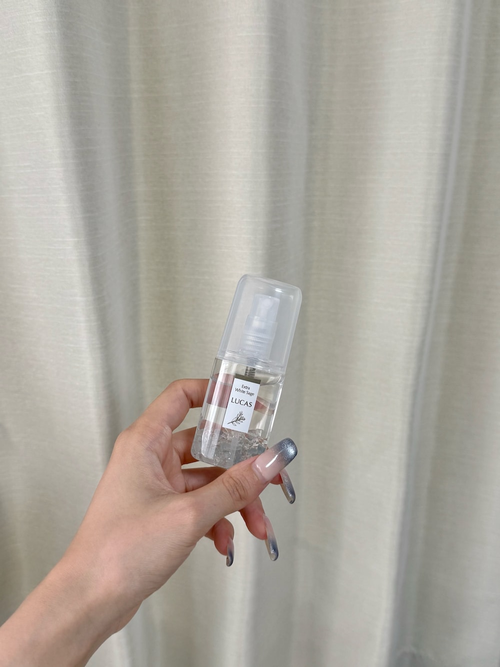 ブルー系のハンドケア/ハンドクリーム、ホワイト系のボディケア/ボディクリーム、ピンク系の香水を着用したレディースの夏コーディネートの4枚目の写真