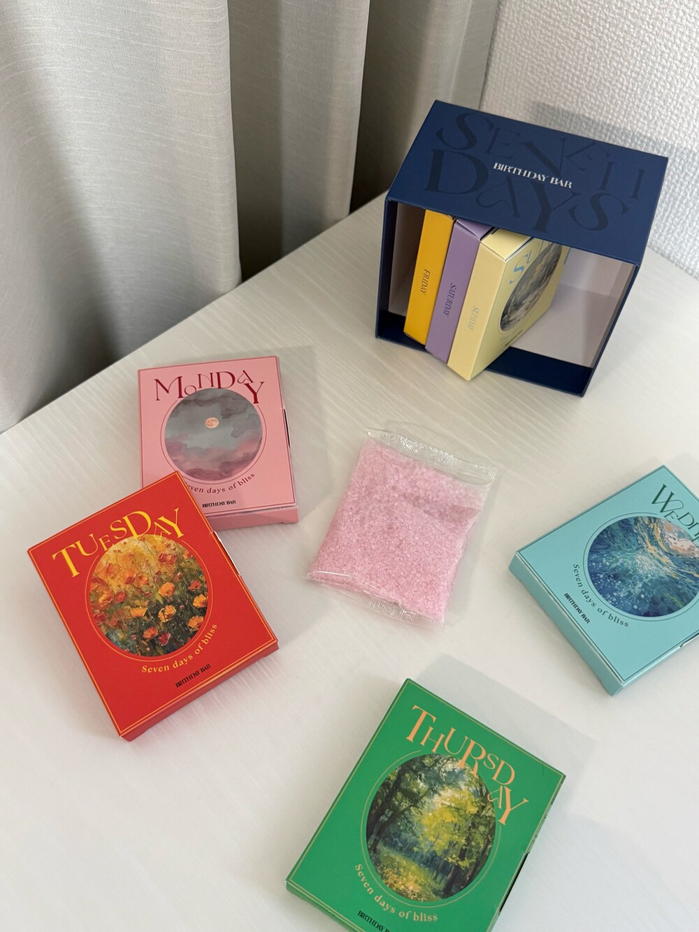 ブルー系のグラス/マグカップ/タンブラー、ブルー系の入浴剤・バスケアを着用したレディースの春コーディネートの4枚目の写真