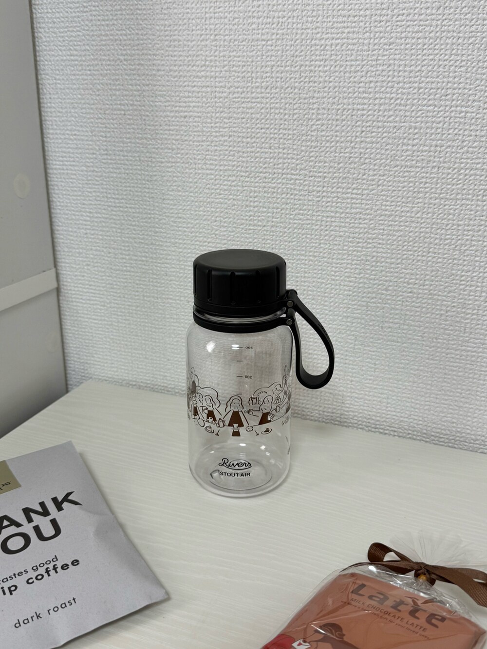 ブラック系の水筒、ホワイト系のグラス/マグカップ/タンブラー、ホワイト系のグラス/マグカップ/タンブラーを着用したレディースの秋コーディネートの2枚目の写真