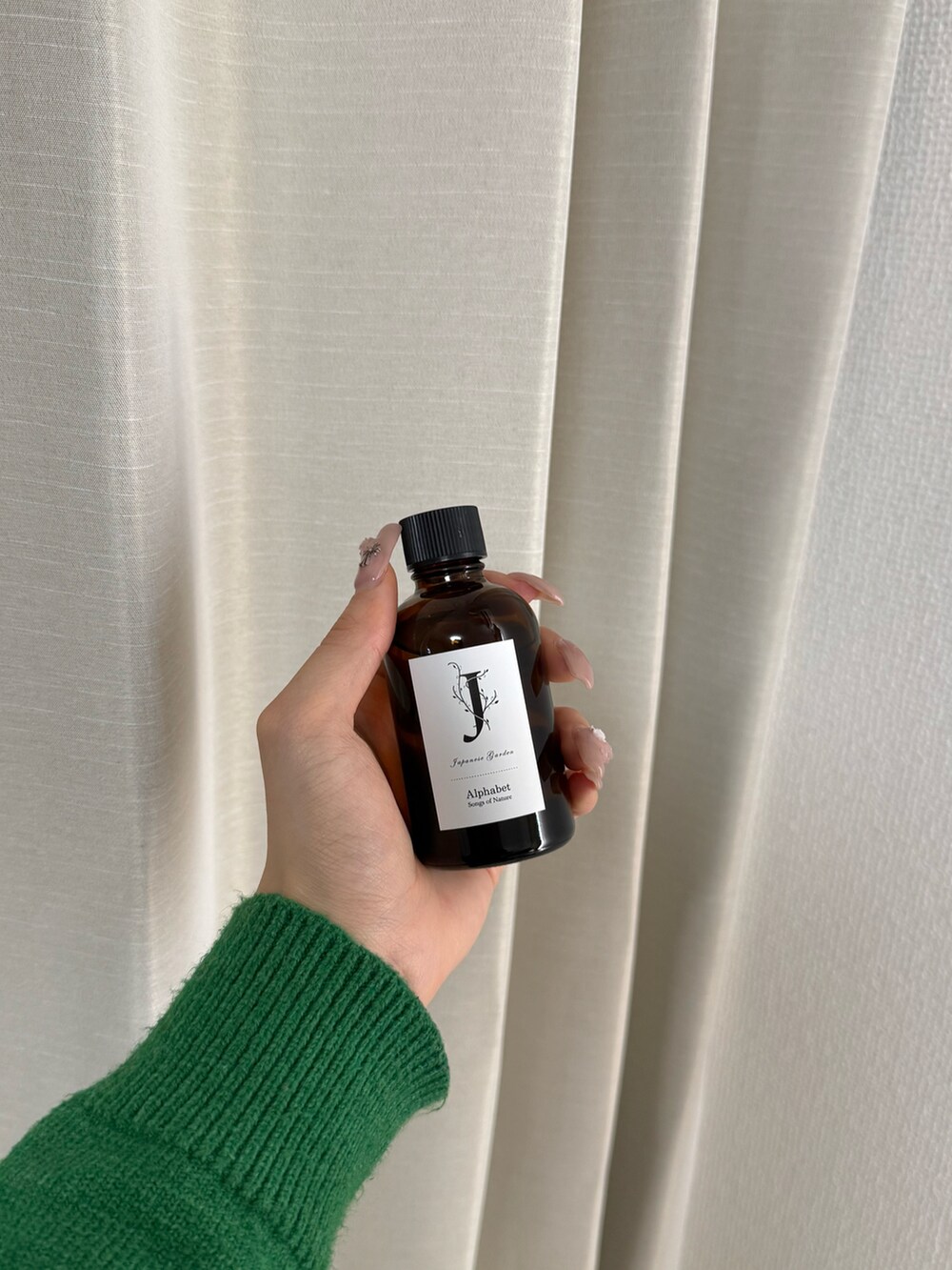 ブラック系の収納グッズ、ブルー系のポーチ、ブルー系のインテリア雑貨を着用したレディースの春コーディネートの4枚目の写真