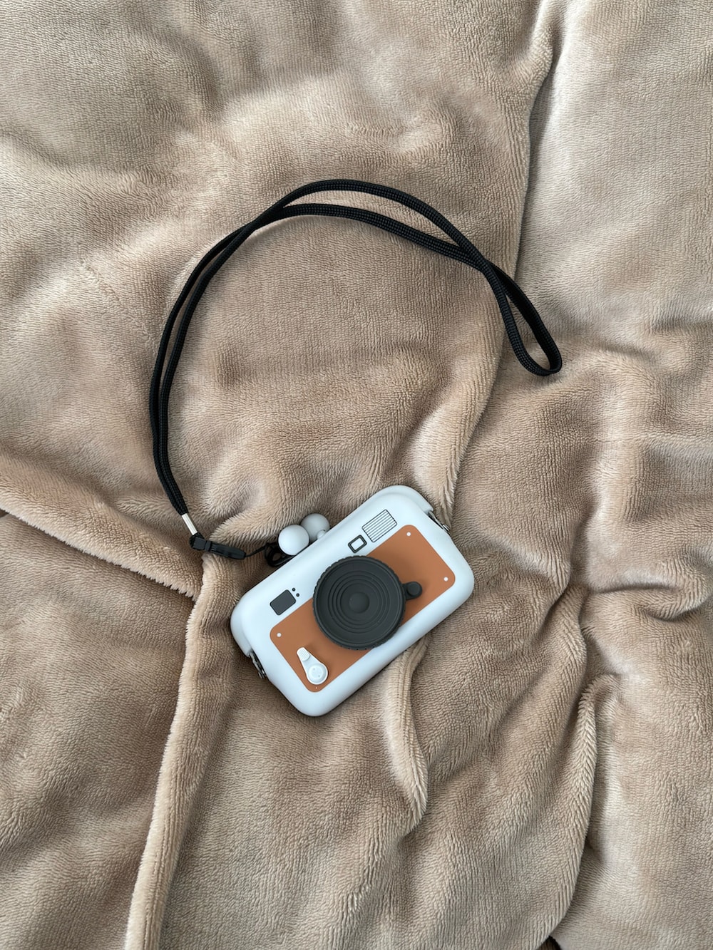 グレー系のポーチ、ホワイト系のカメラ/カメラグッズ、ブルー系のハンカチ/ハンドタオルを着用したレディースの春コーディネートの3枚目の写真