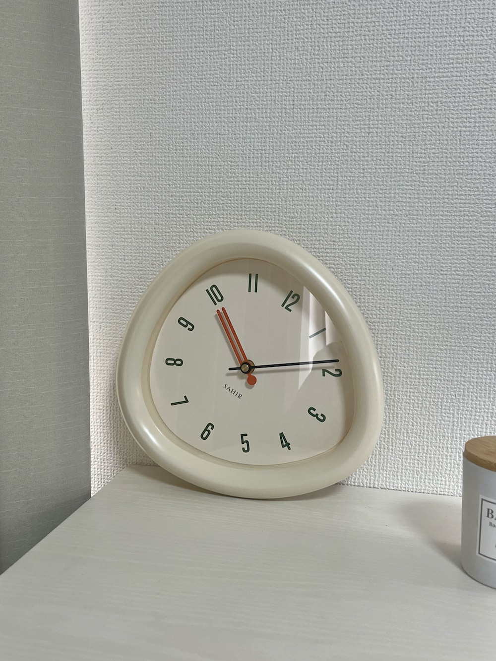 ブルー系の掛け時計、イエロー系のラグ/マット、グレー系の生活家電を着用したレディースの冬コーディネートの2枚目の写真