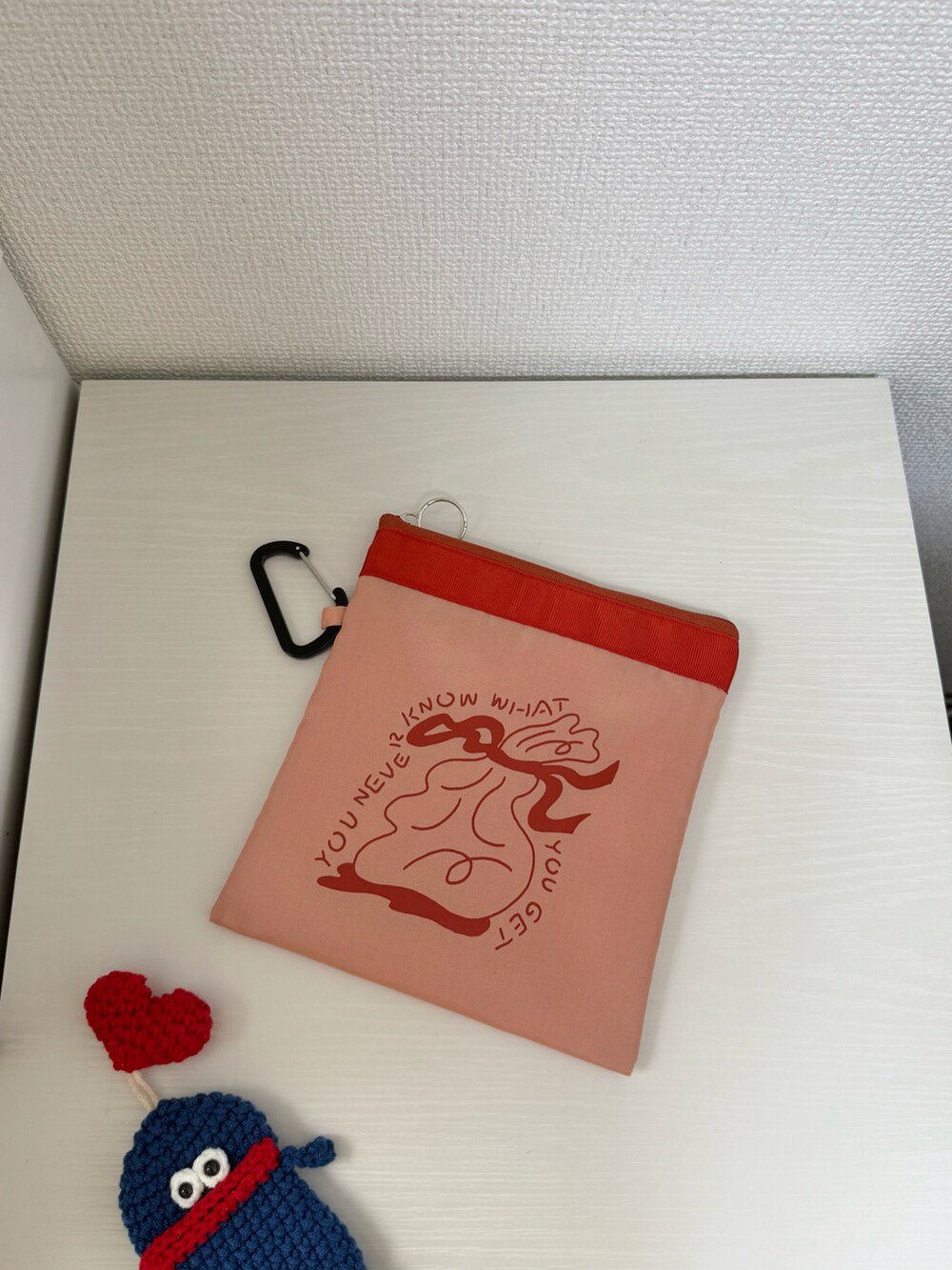 ピンク系のポーチ、ホワイト系のハンドケア/ハンドクリーム、ブルー系の香水を着用したレディースの夏コーディネートの4枚目の写真