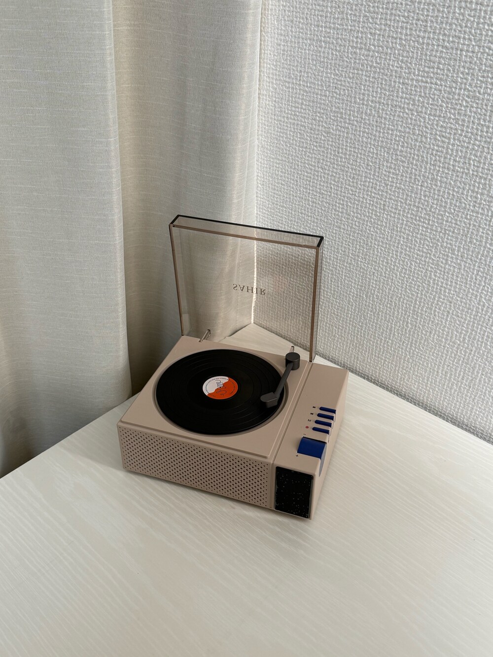 ピンク系のインテリア雑貨、ブルー系のインテリア雑貨、ホワイト系のスピーカーを着用したレディースの春コーディネートの4枚目の写真