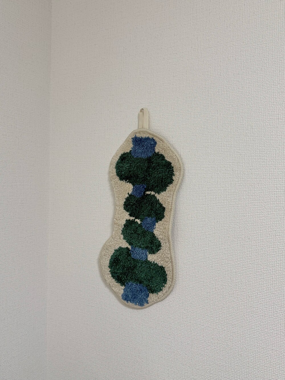 ホワイト系の掛け時計、グリーン系のラグ/マット、ベージュ系のフォトフレームを着用したレディースの秋コーディネートの3枚目の写真