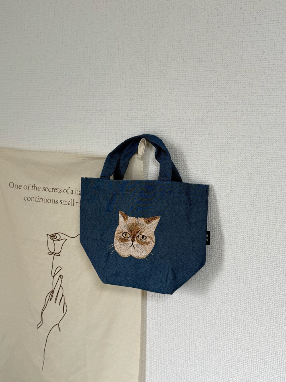 ブルー系のトートバッグ、その他のフラワーベース、その他のグラス/マグカップ/タンブラーを着用したレディースの夏コーディネートの2枚目の写真