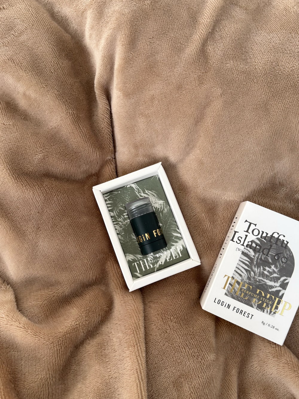 グレー系のポーチ、ホワイト系のカメラ/カメラグッズ、ブルー系のハンカチ/ハンドタオルを着用したレディースの春コーディネートの5枚目の写真