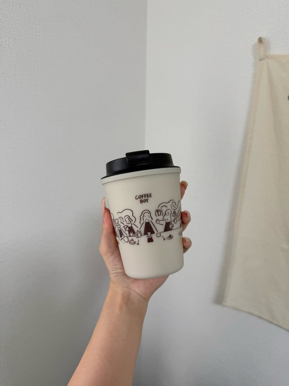 ホワイト系のグラス/マグカップ/タンブラー、ベージュ系のお弁当箱、ブルー系のキーケース/キーアクセサリーを着用したレディースの春コーディネートの2枚目の写真