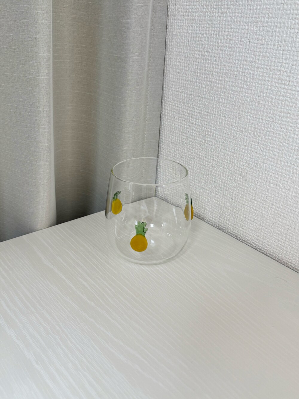 ホワイト系のインテリア雑貨、イエロー系のグラス/マグカップ/タンブラー、ブルー系の掛け時計を着用したレディースの夏コーディネートの3枚目の写真