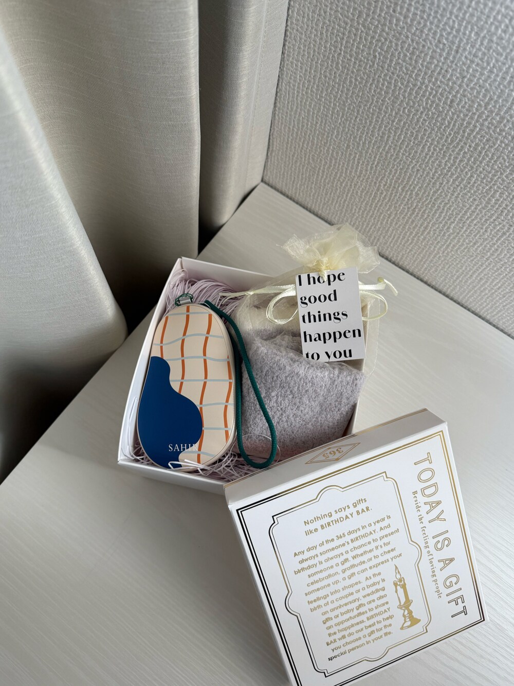 その他のボディケアキット/ギフトセット、ブルー系のボディケア/ボディクリーム、ホワイト系の香水を着用したレディースの秋コーディネートの3枚目の写真