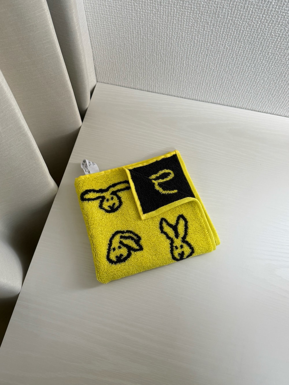 ブラック系の収納グッズ、ブルー系のポーチ、ブルー系のインテリア雑貨を着用したレディースの春コーディネートの5枚目の写真