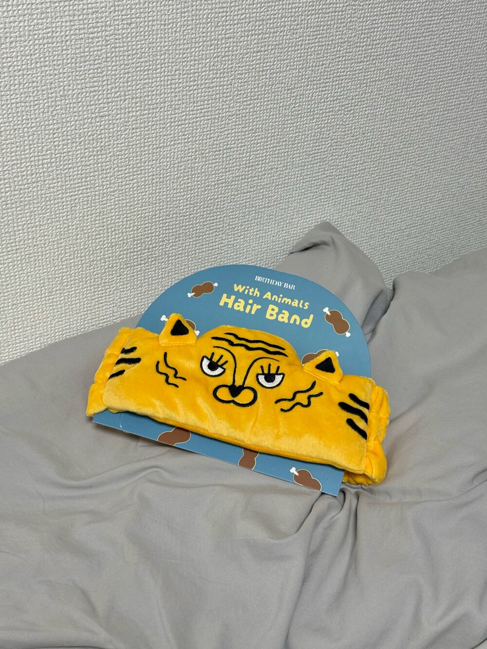 ホワイト系のフラワーベース、イエロー系のハンドケア/ハンドクリーム、ブルー系のルームフレグランス/お香を着用したレディースの秋コーディネートの5枚目の写真