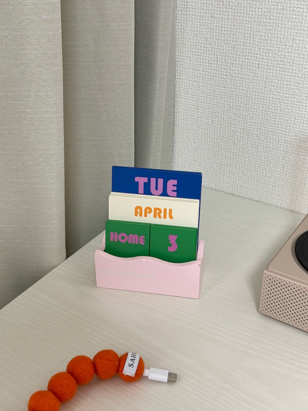 ピンク系のインテリア雑貨、ブルー系のインテリア雑貨、ホワイト系のスピーカーを着用したレディースの春コーディネートの2枚目の写真