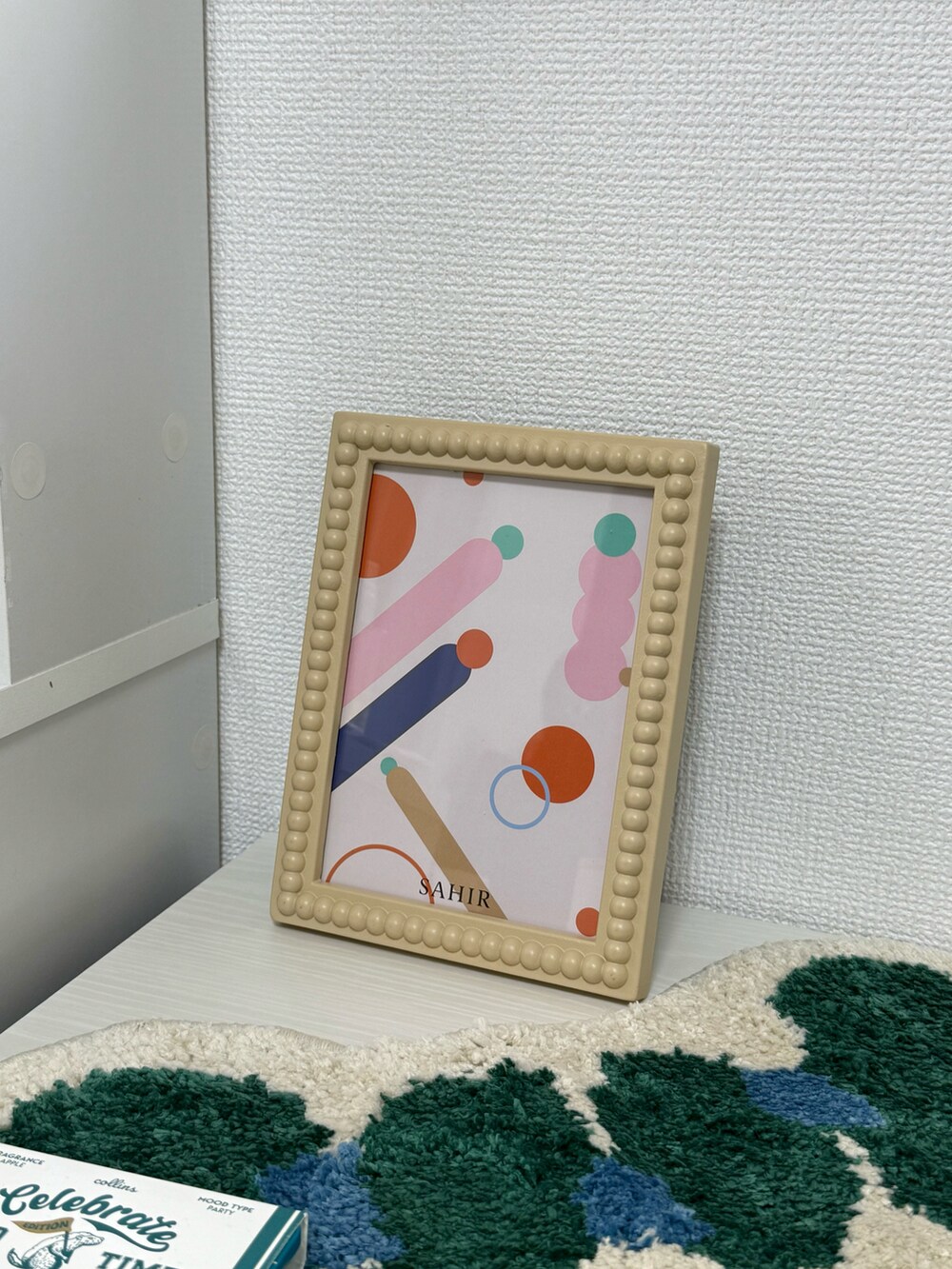 ホワイト系の掛け時計、グリーン系のラグ/マット、ベージュ系のフォトフレームを着用したレディースの秋コーディネートの5枚目の写真