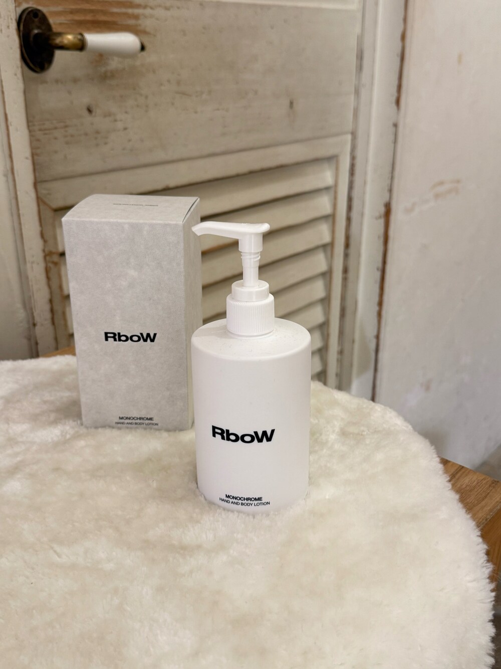 ホワイト系のハンドケア/ハンドクリーム、ホワイト系のヘアオイル/ヘアミルク、ホワイト系のボディケア/ボディクリームを着用したレディースの春コーディネートの4枚目の写真