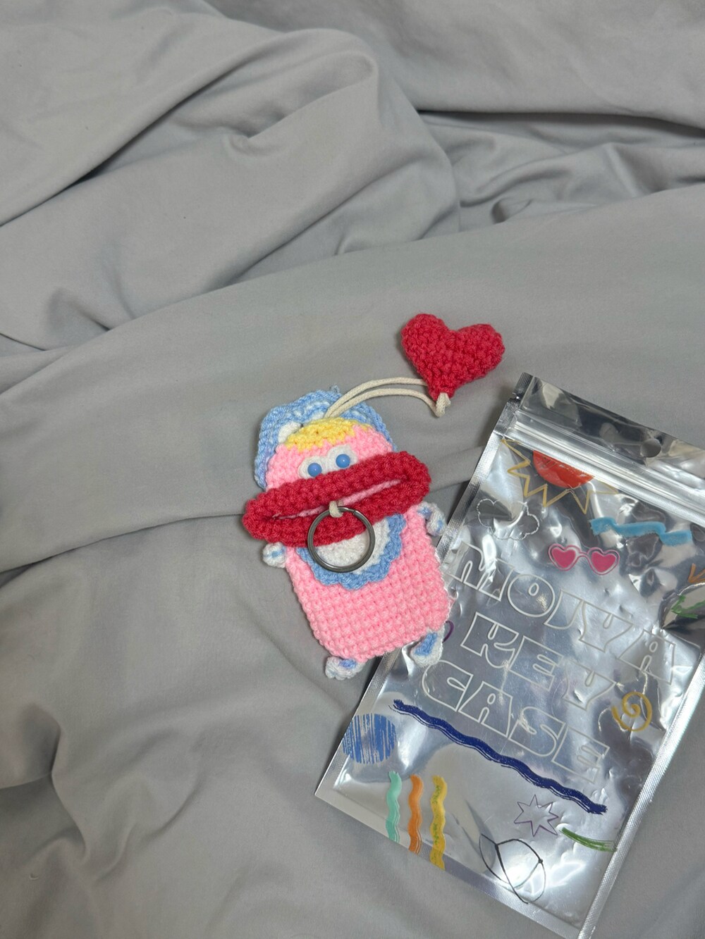 ホワイト系のインテリア雑貨、その他のインテリア雑貨、ピンク系のキーケース/キーアクセサリーを着用したレディースの冬コーディネートの3枚目の写真