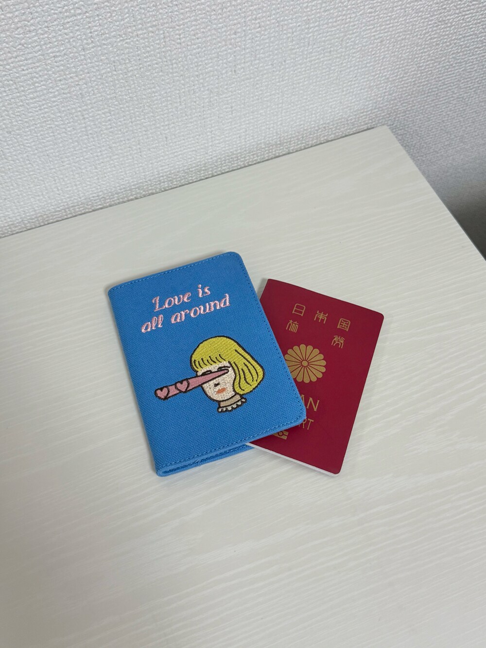 ベージュ系の香水、ブルー系の生活家電、ピンク系のチャームを着用したレディースの秋コーディネートの5枚目の写真