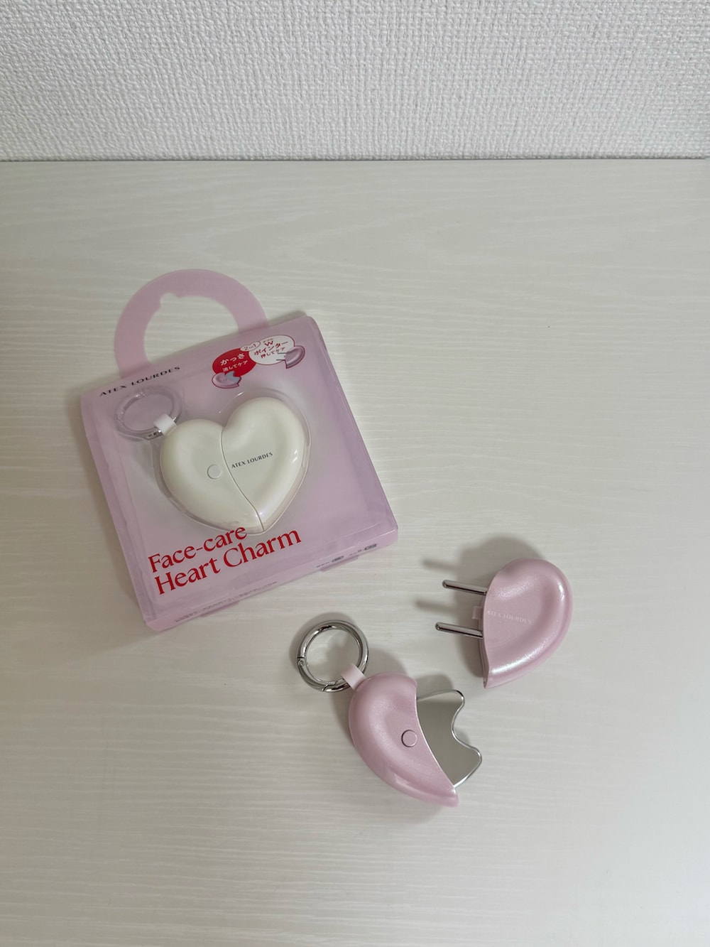 ブルー系のハンドケア/ハンドクリーム、その他のルームフレグランス/お香、レッド系のインテリア雑貨を着用したレディースの春コーディネートの3枚目の写真