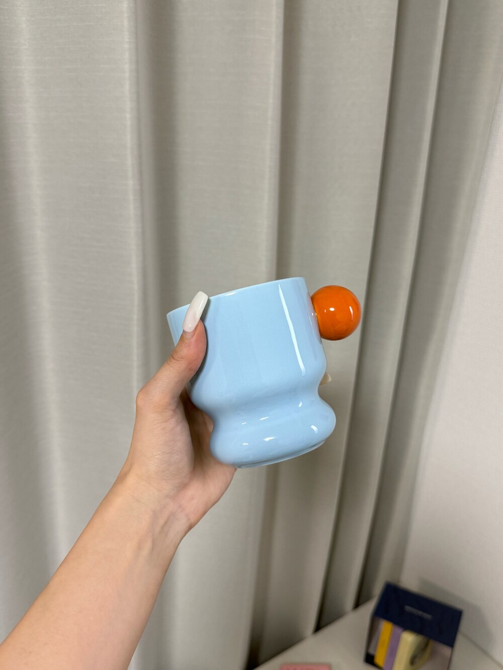 ブルー系のグラス/マグカップ/タンブラー、ブルー系の入浴剤・バスケアを着用したレディースの春コーディネートの2枚目の写真