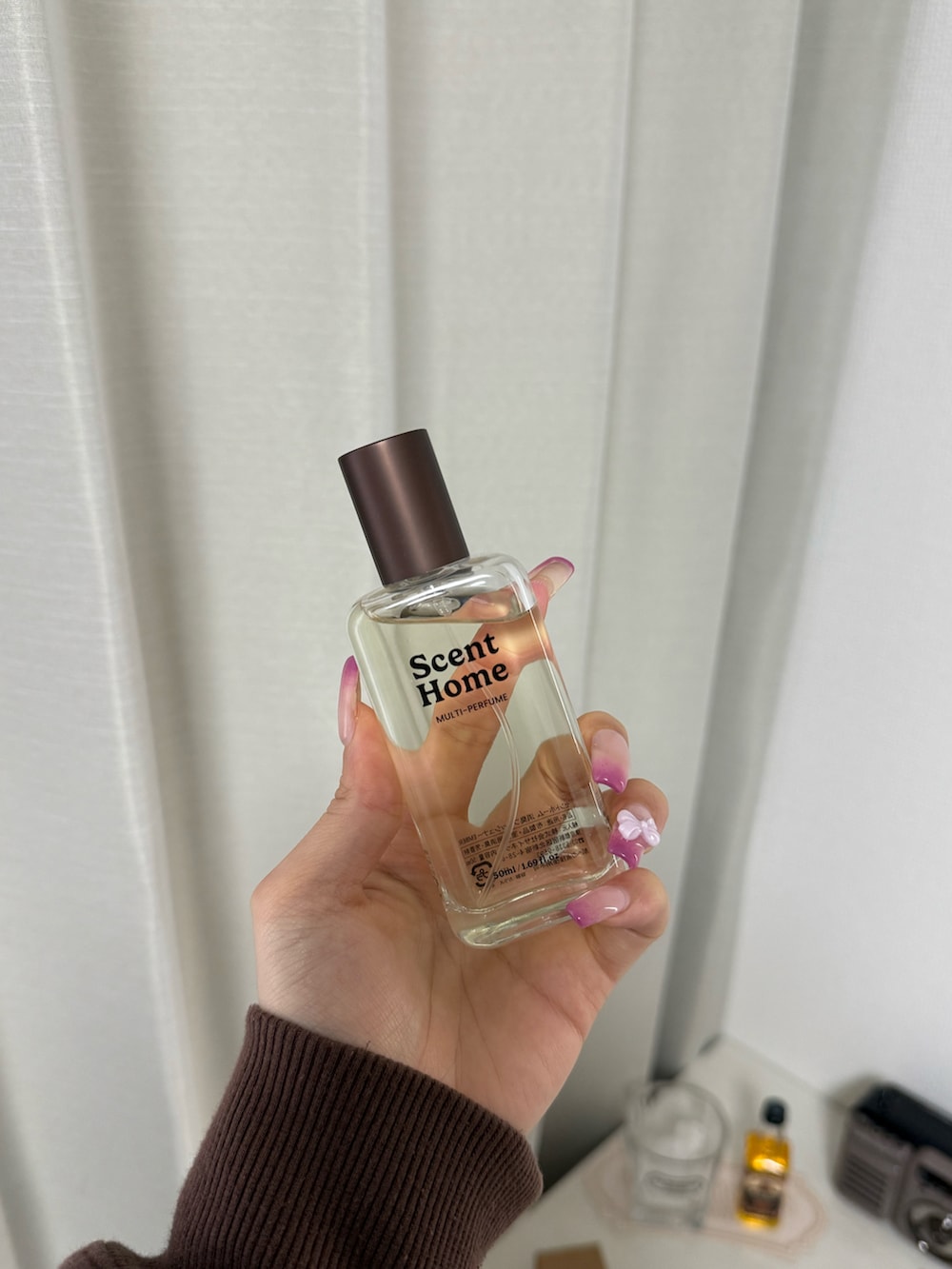 ブラック系のルームフレグランス/お香、その他のハンドケア/ハンドクリーム、その他のルームフレグランス/お香を着用したレディースの冬コーディネートの2枚目の写真