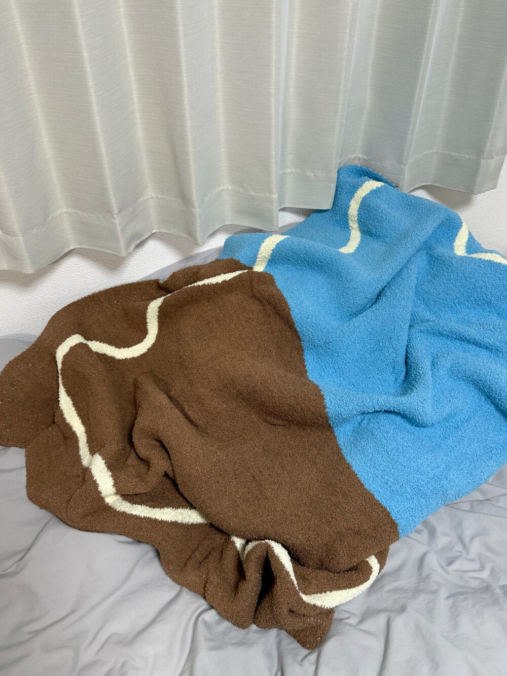 オレンジ系の照明、ブルー系の掛け時計、ブルー系のインテリア雑貨を着用したレディースの秋コーディネートの3枚目の写真