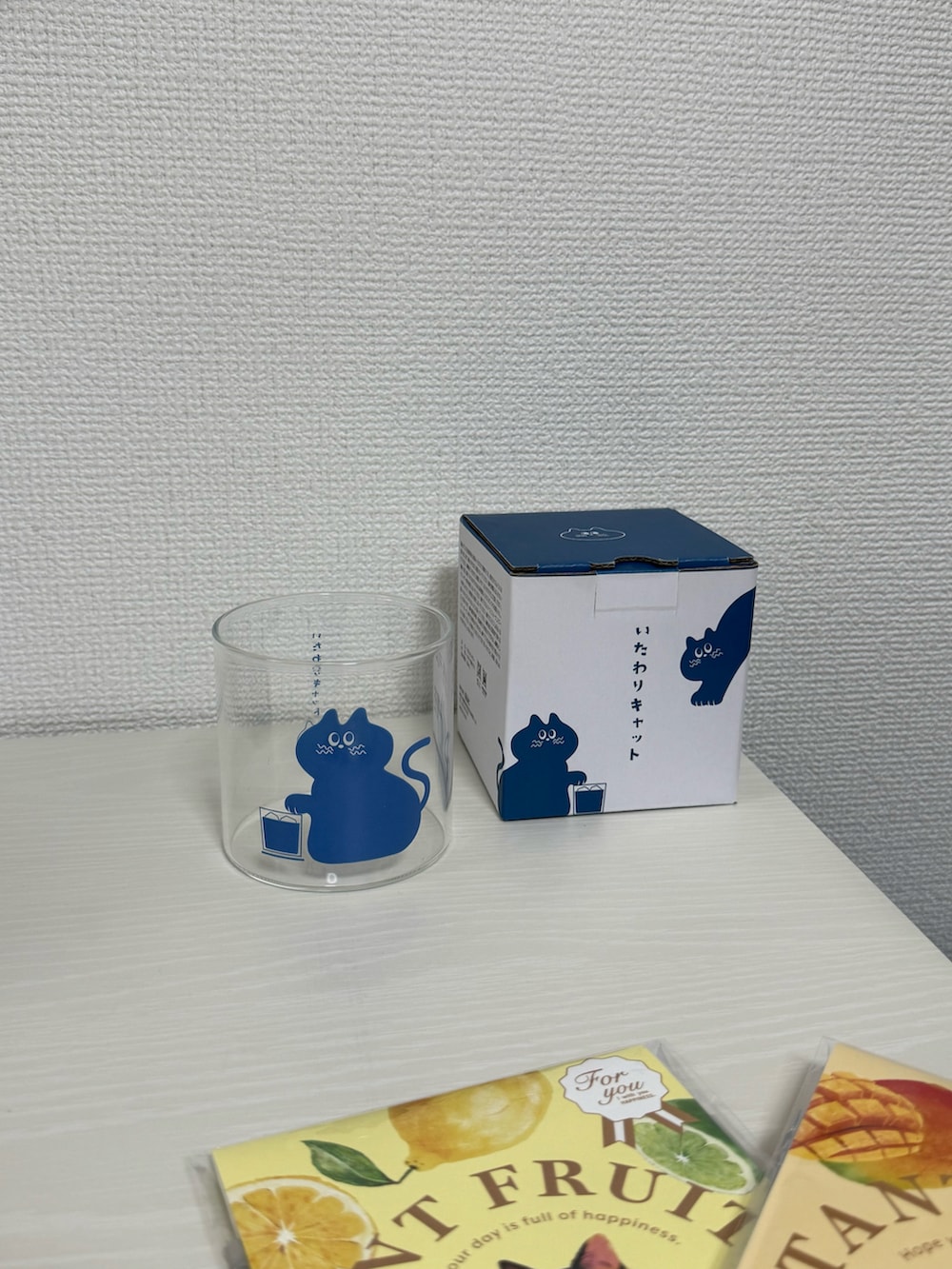 ブルー系のトートバッグ、その他のフラワーベース、その他のグラス/マグカップ/タンブラーを着用したレディースの夏コーディネートの3枚目の写真