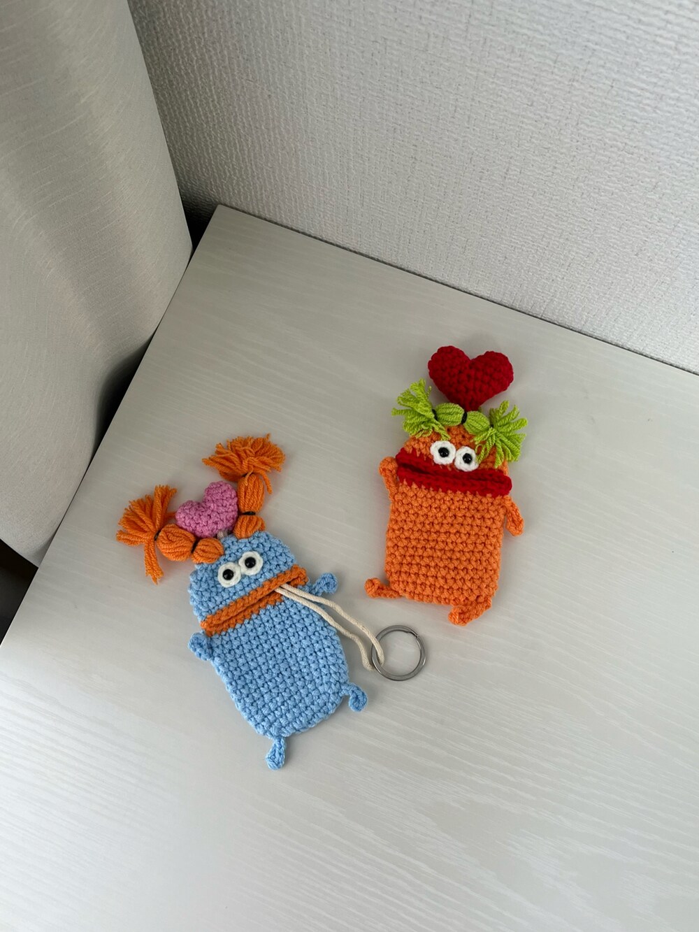 ピンク系のポーチ、ホワイト系のハンドケア/ハンドクリーム、ブルー系の香水を着用したレディースの夏コーディネートの2枚目の写真