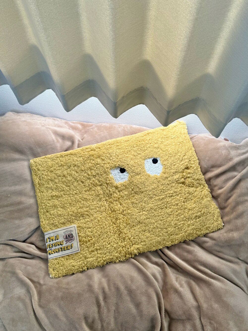 ブルー系の掛け時計、イエロー系のラグ/マット、グレー系の生活家電を着用したレディースの冬コーディネートの3枚目の写真