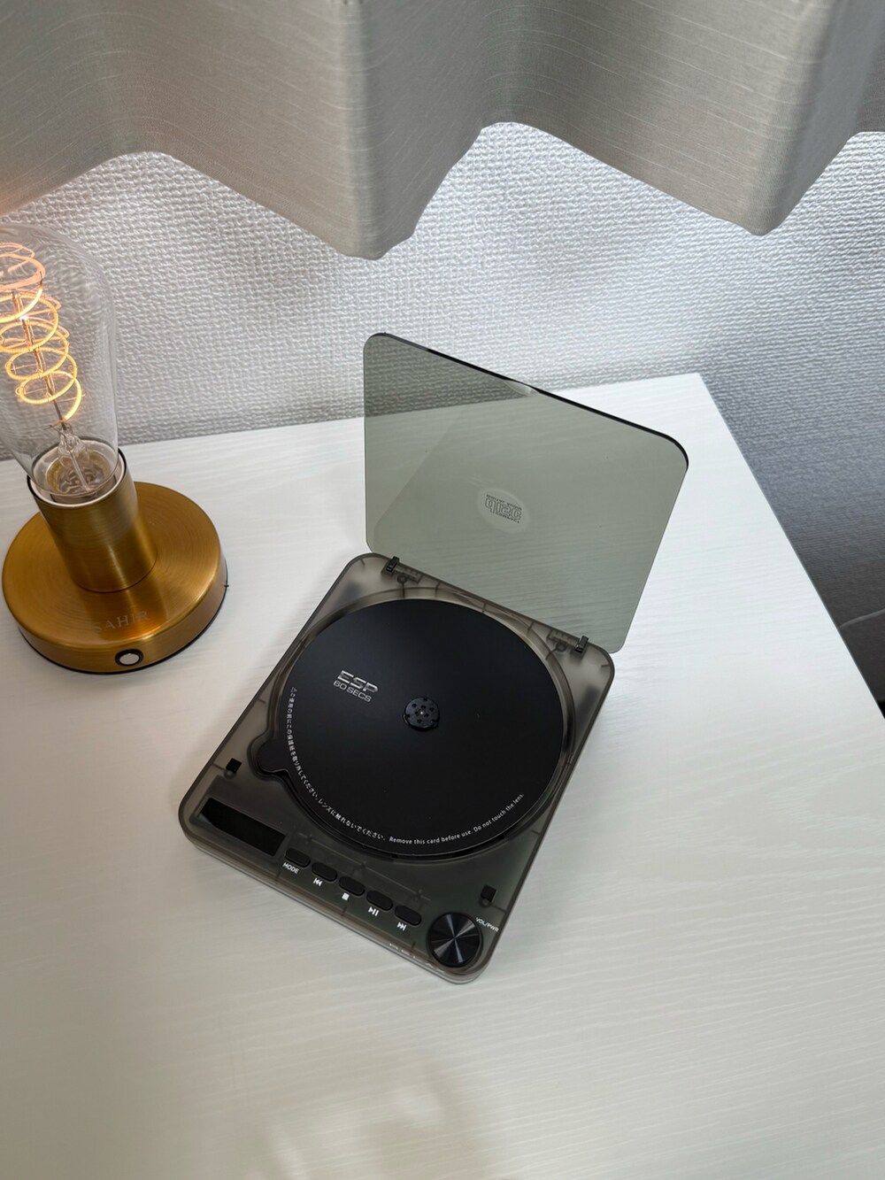 ブルー系の掛け時計、イエロー系のラグ/マット、グレー系の生活家電を着用したレディースの冬コーディネートの5枚目の写真