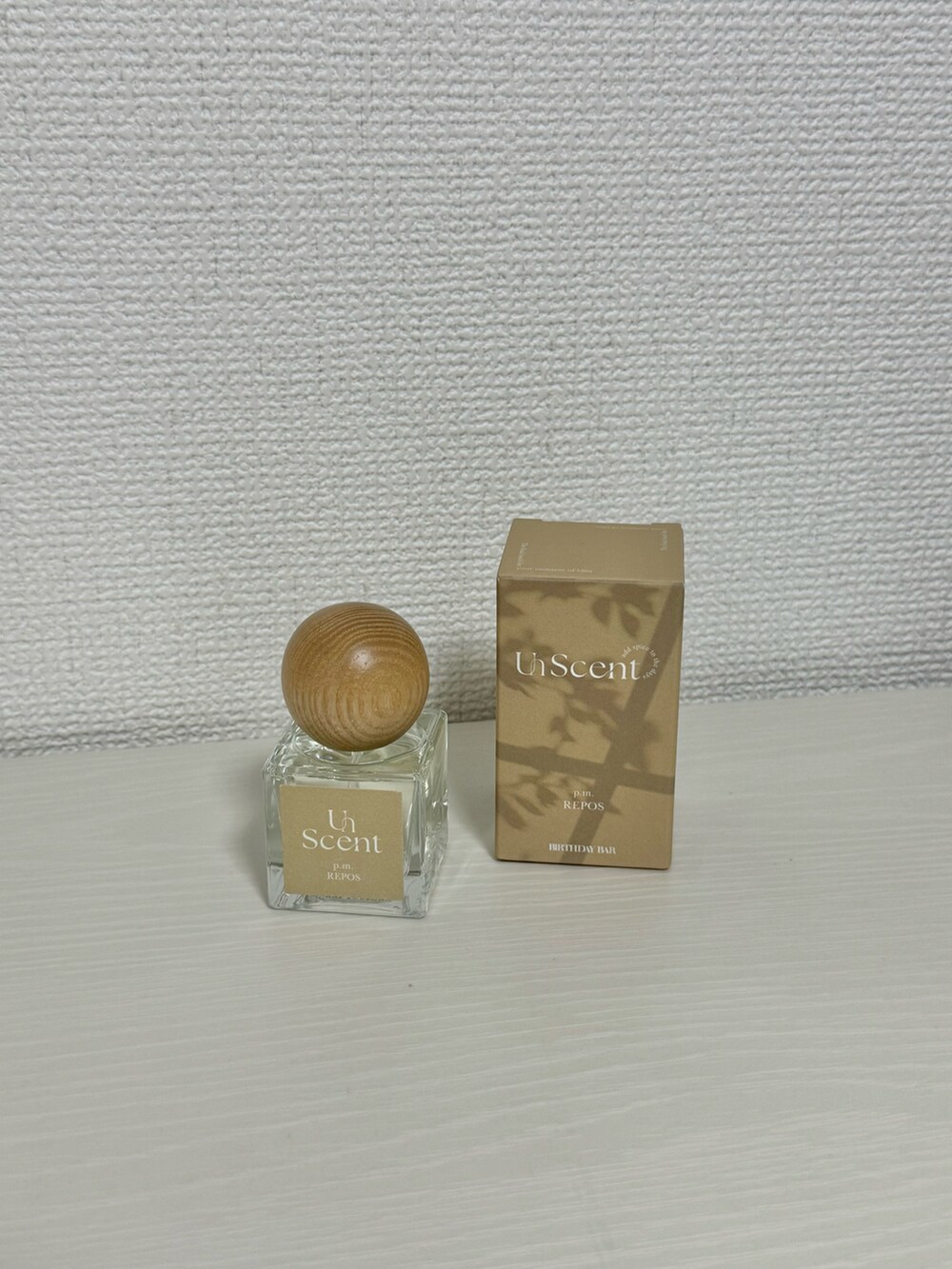 ブルー系のハンドケア/ハンドクリーム、ピンク系のハンドケア/ハンドクリーム、ベージュ系の香水を着用したレディースの春コーディネートの4枚目の写真