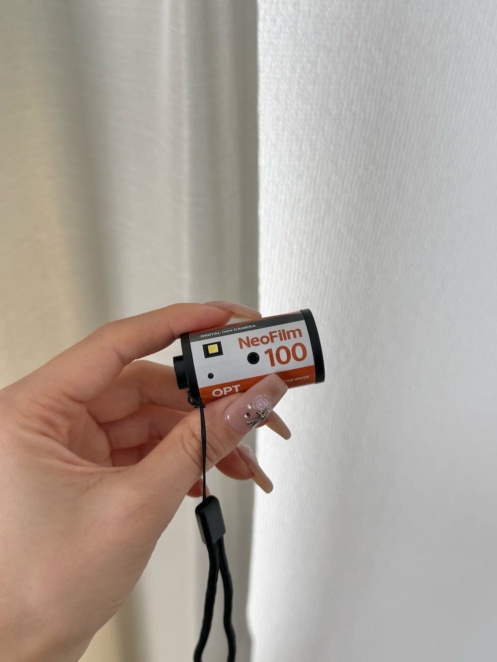 グレー系のポーチ、ホワイト系のカメラ/カメラグッズ、ブルー系のハンカチ/ハンドタオルを着用したレディースの春コーディネートの2枚目の写真