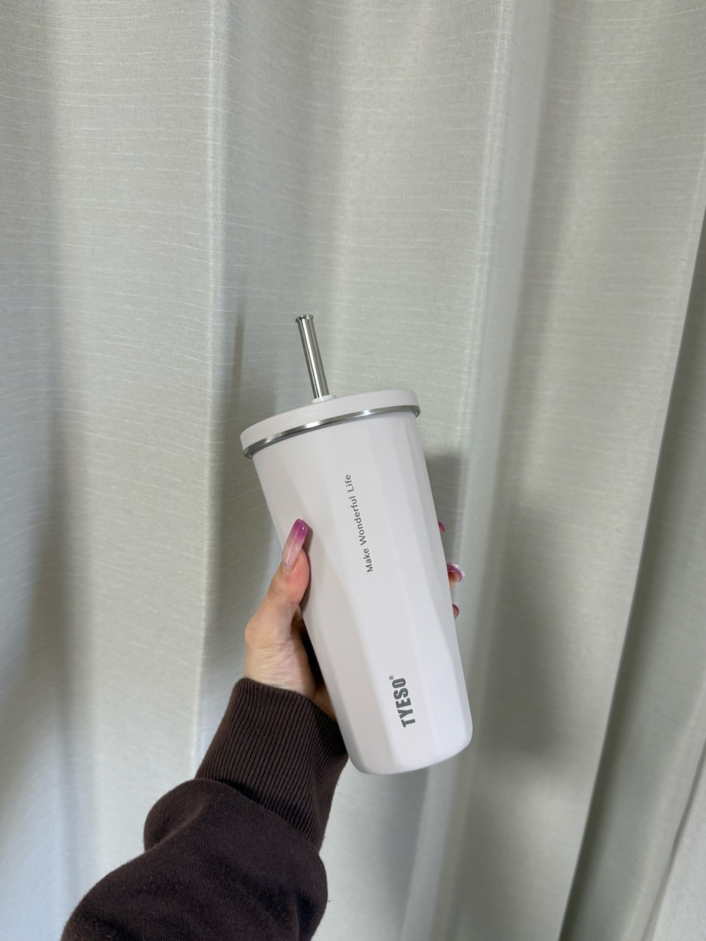 イエロー系のルームフレグランス/お香、その他のハンドケア/ハンドクリーム、ベージュ系の水筒を着用したレディースの冬コーディネートの3枚目の写真