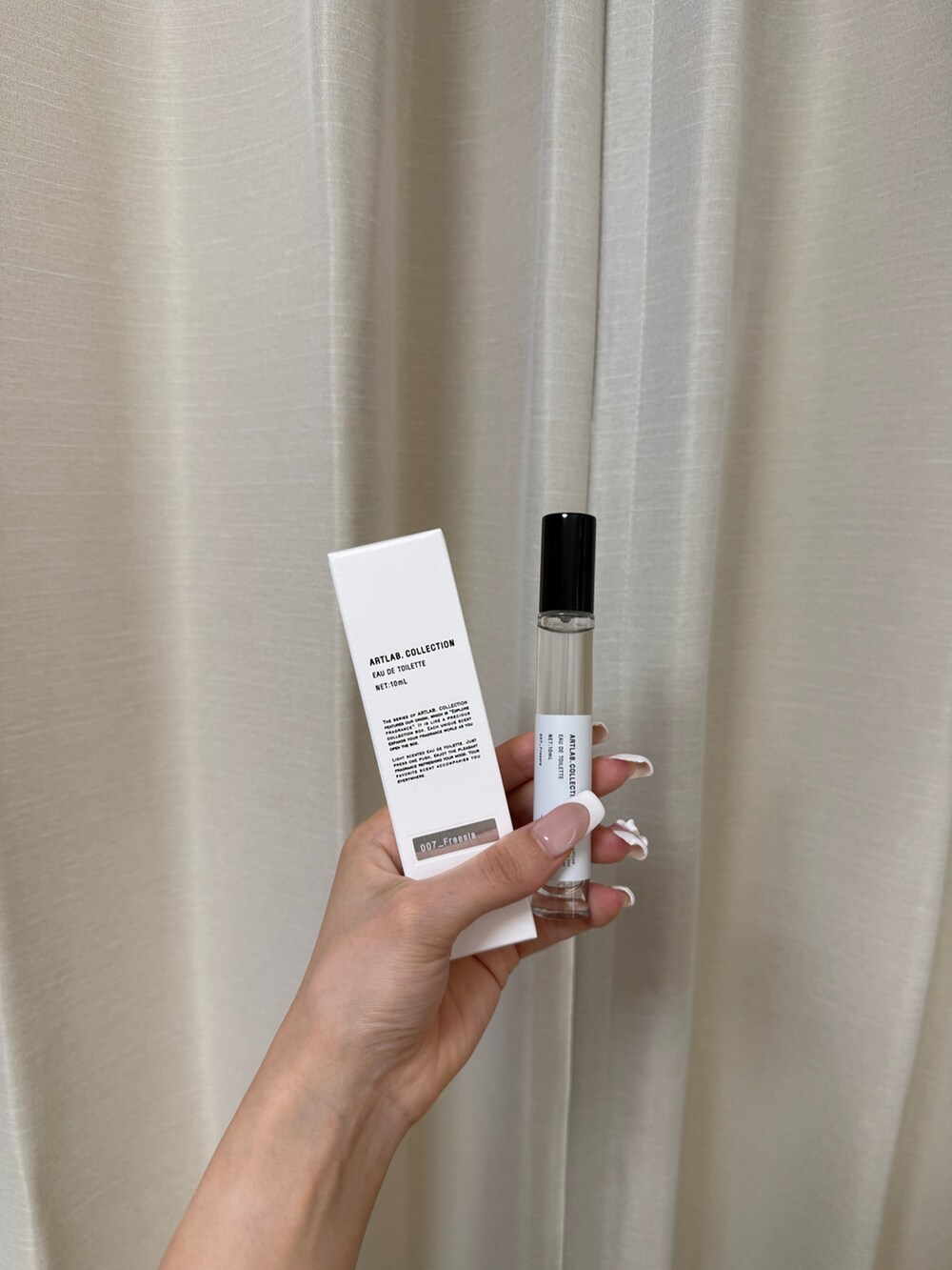 ホワイト系のルームフレグランス/お香、ホワイト系の香水、その他のルームフレグランス/お香を着用したレディースの秋コーディネートの4枚目の写真