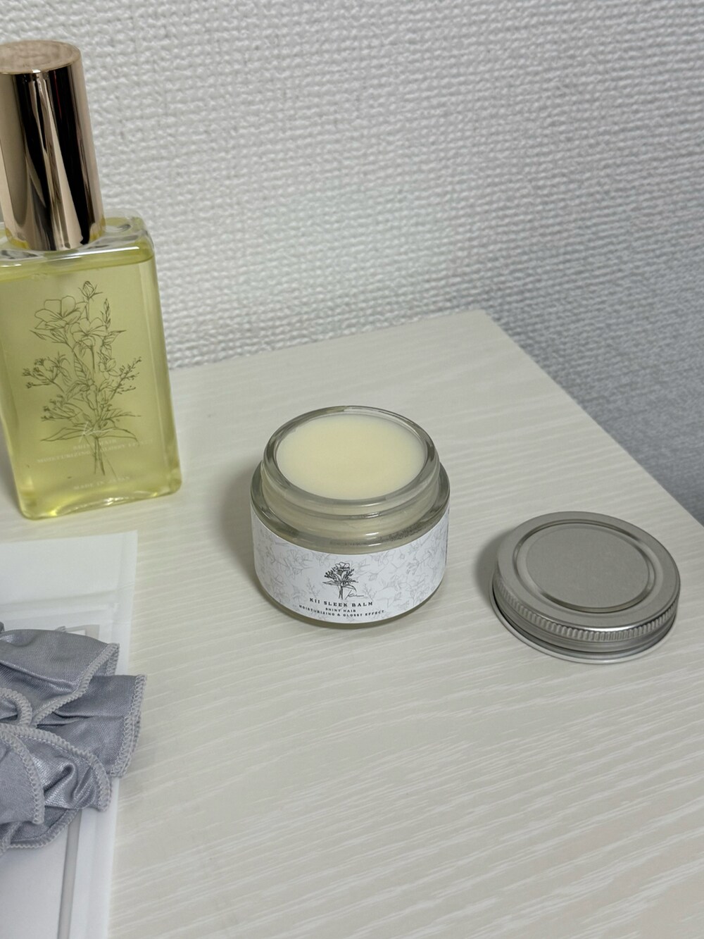 ホワイト系の美容器具、ホワイト系のヘアオイル/ヘアミルク、その他のヘアスタイリング/ヘアワックスを着用したレディースの夏コーディネートの3枚目の写真