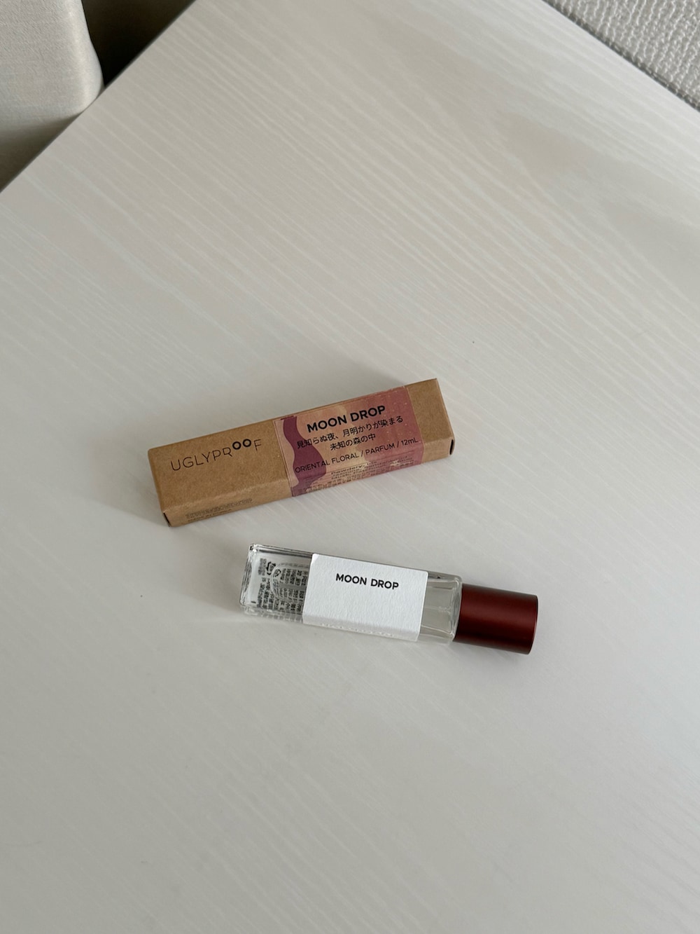 グレー系のトートバッグ、レッド系のハンドケア/ハンドクリーム、ブルー系のポーチを着用したレディースの冬コーディネートの5枚目の写真