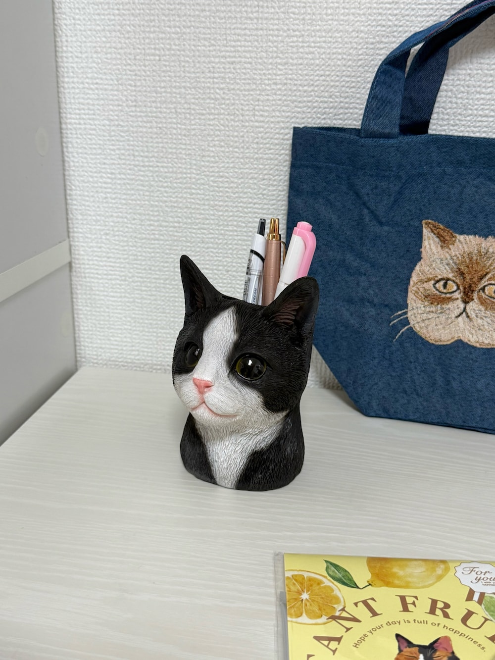 ブルー系のトートバッグ、その他のフラワーベース、その他のグラス/マグカップ/タンブラーを着用したレディースの夏コーディネートの4枚目の写真