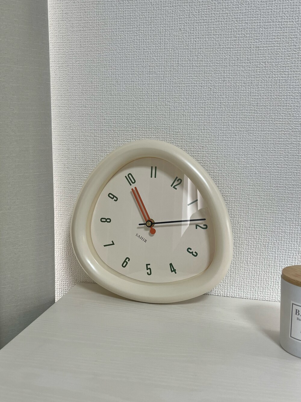 ホワイト系の掛け時計、グリーン系のラグ/マット、ベージュ系のフォトフレームを着用したレディースの秋コーディネートの2枚目の写真