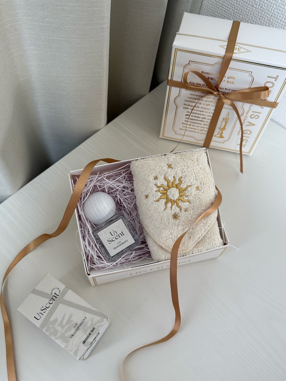 その他のボディケアキット/ギフトセット、ブルー系のボディケア/ボディクリーム、ホワイト系の香水を着用したレディースの秋コーディネートの5枚目の写真