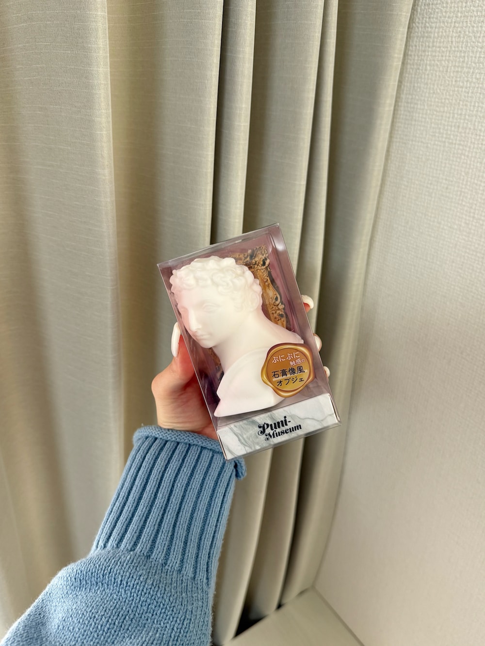 ホワイト系のインテリア雑貨、その他のインテリア雑貨、ピンク系のキーケース/キーアクセサリーを着用したレディースの冬コーディネートの2枚目の写真