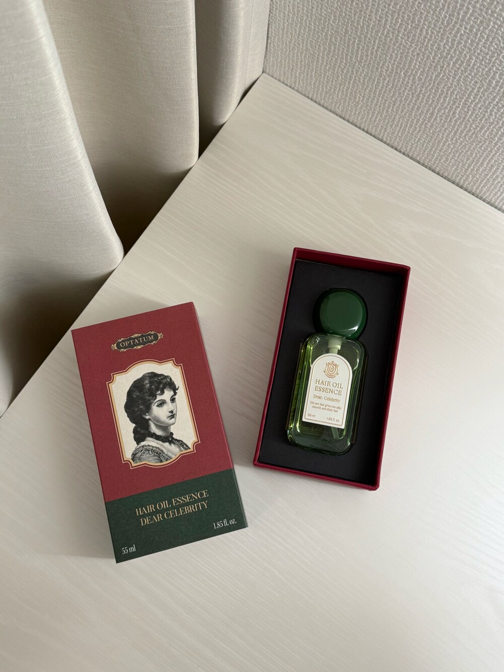 ブラック系のキャンドル、ブルー系のルームフレグランス/お香、グリーン系のヘアオイル/ヘアミルクを着用したレディースの秋コーディネートの5枚目の写真