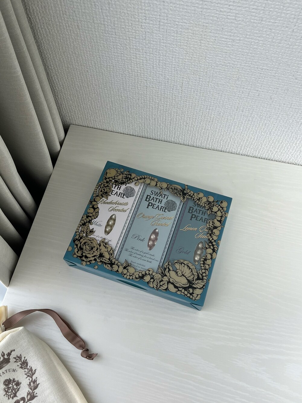 ブルー系のハンドケア/ハンドクリーム、ホワイト系のボディケア/ボディクリーム、ピンク系の香水を着用したレディースの夏コーディネートの2枚目の写真