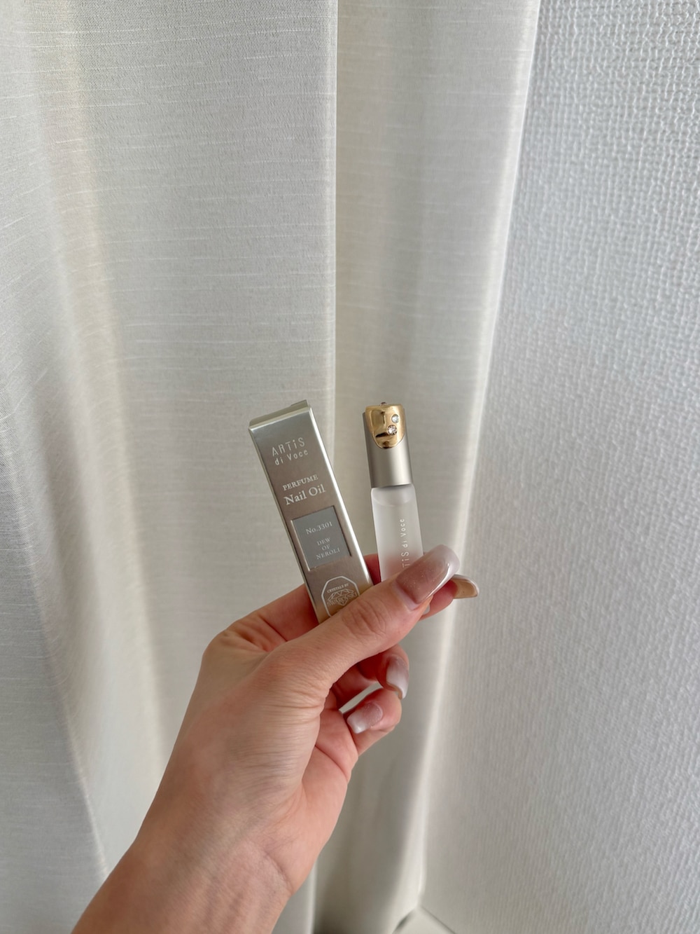 ホワイト系のスピーカー、ブラウン系のグラス/マグカップ/タンブラー、ホワイト系の香水を着用したレディースの冬コーディネートの4枚目の写真