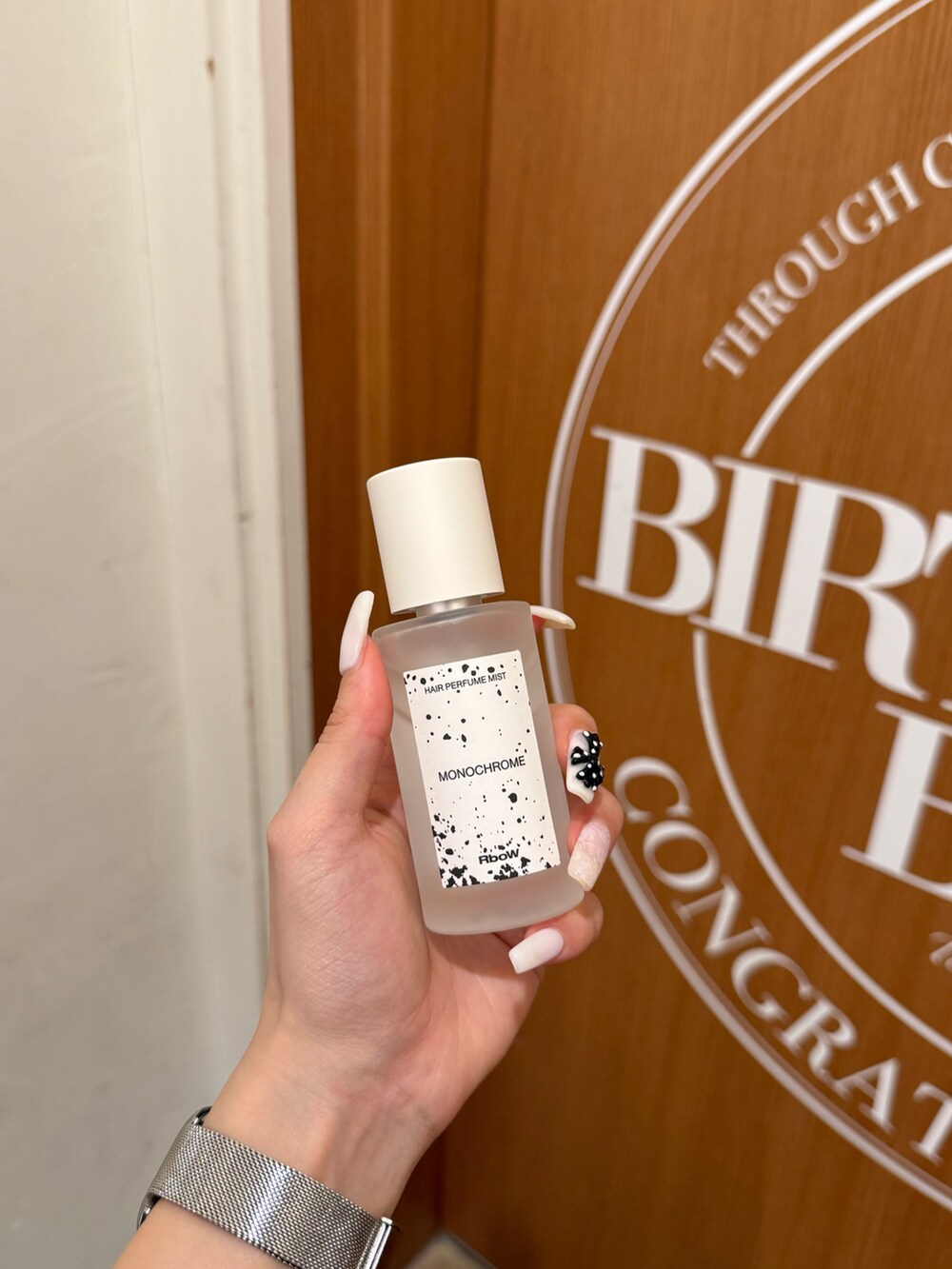 ホワイト系のハンドケア/ハンドクリーム、ホワイト系のヘアオイル/ヘアミルク、ホワイト系のボディケア/ボディクリームを着用したレディースの春コーディネートの3枚目の写真