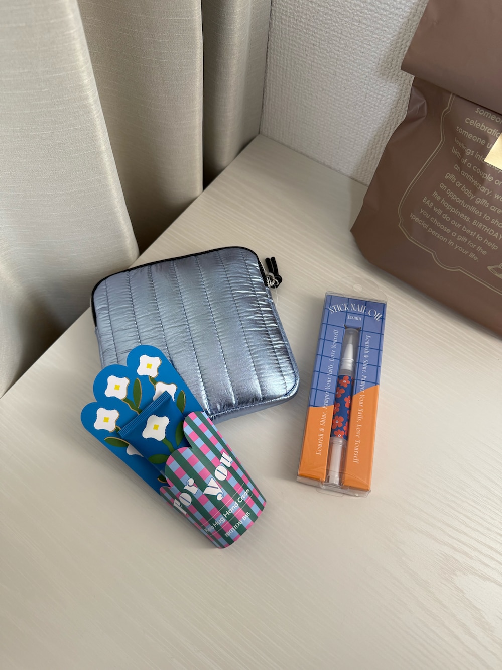 その他のボディケアキット/ギフトセット、ブルー系のボディケア/ボディクリーム、ホワイト系の香水を着用したレディースの秋コーディネートの4枚目の写真