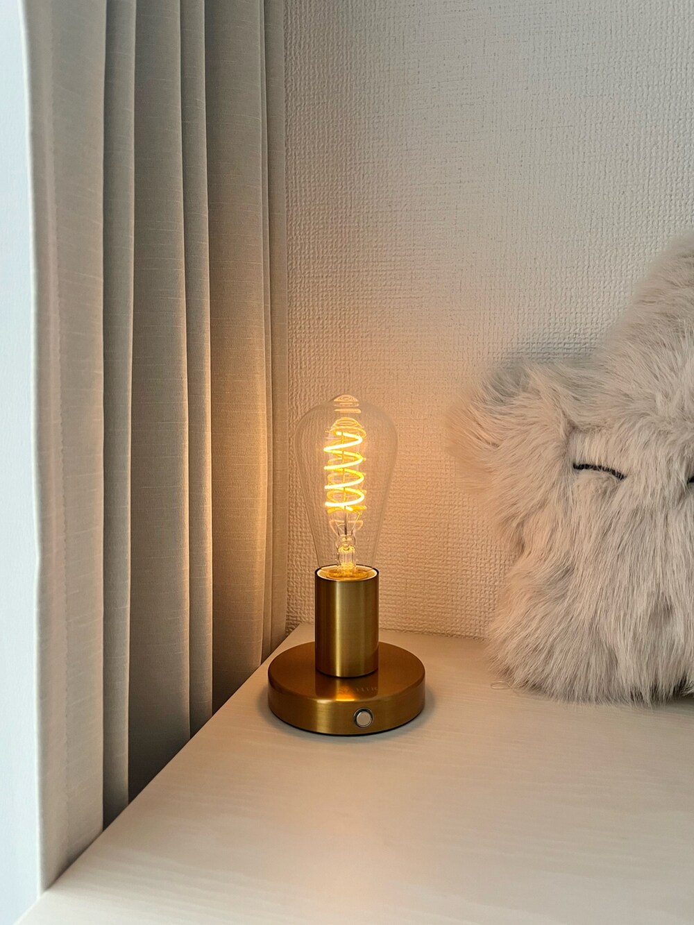 その他の入浴剤・バスケア、ホワイト系の香水、ゴールド系の照明を着用したレディースの秋コーディネートの4枚目の写真