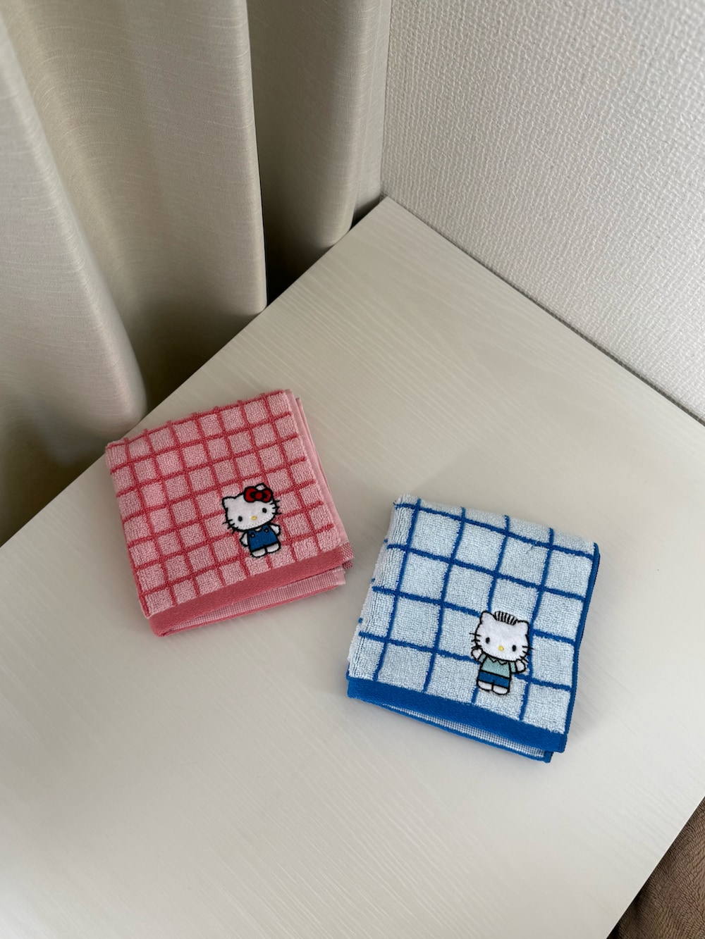 グレー系のポーチ、ホワイト系のカメラ/カメラグッズ、ブルー系のハンカチ/ハンドタオルを着用したレディースの春コーディネートの4枚目の写真